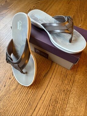 NIB Clarks Women’s Pewter Brinkley Jump flip flops